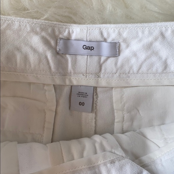 All shorts 2/$30 ✅ Gap white linen shorts - Picture 3 of 3